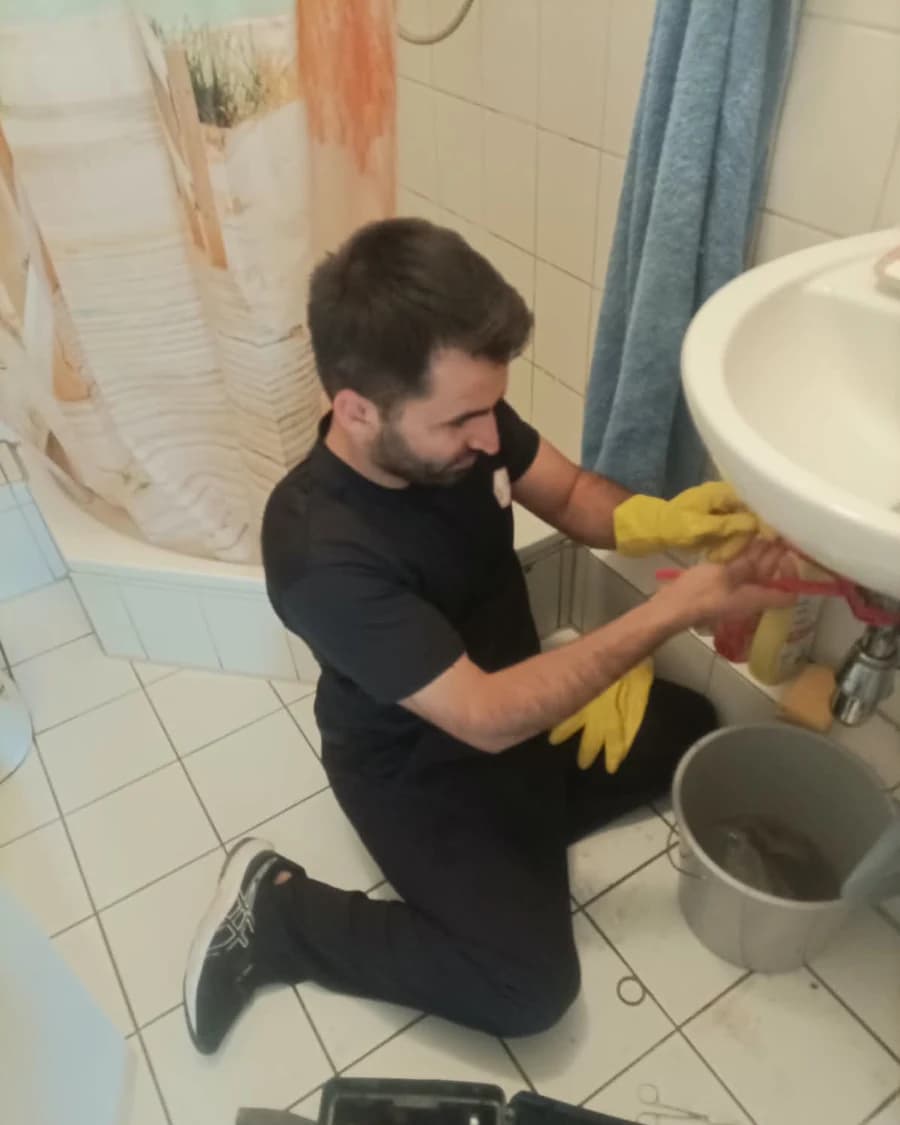 Mitarbeiter von First Clean Service bei der Badreinigung in Kassel – persönlich vor Ort