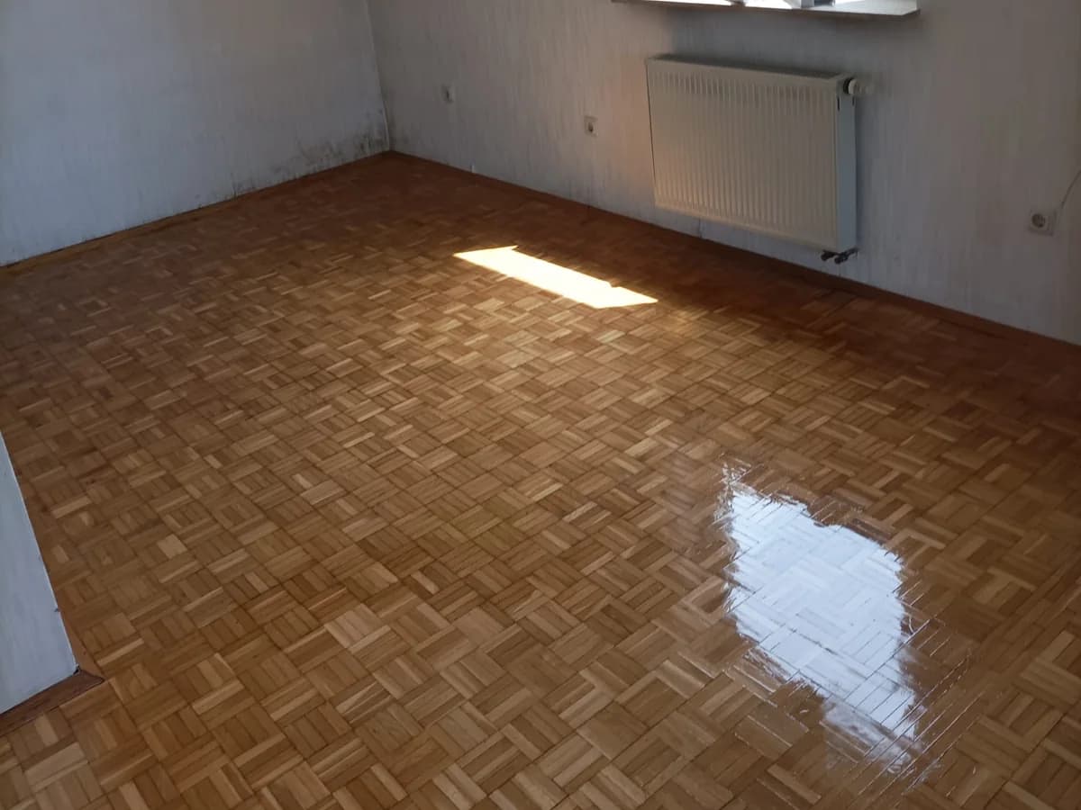 Polierter Parkettboden nach professioneller Wohnungsreinigung in Kassel – First Clean Service